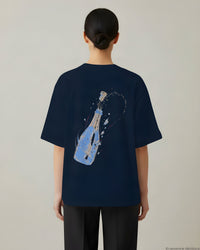 REVØRA Pop The Cork – Oversized Shirt in French Navy, getragen, Rückenprint, KI-generierte Abbildung
