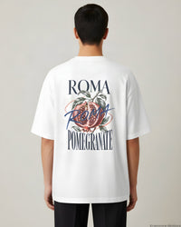REVØRA Roma Pomegranate – Oversized Shirt in White, getragen, Rückenprint, KI-generierte Abbildung