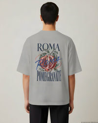 REVØRA Roma Pomegranate – Oversized Shirt in Heather Grey, getragen, Rückenprint, KI-generierte Abbildung