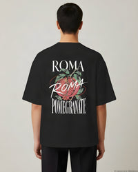 REVØRA Roma Pomegranate – Oversized Shirt in Black, getragen, Rückenprint, KI-generierte Abbildung