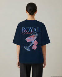 REVØRA Royal Flush – Oversized Shirt in French Navy, getragen, Rückenprint, KI-generierte Abbildung