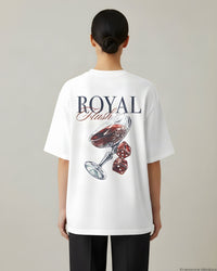 REVØRA Royal Flush – Oversized Shirt in White, getragen, Rückenprint, KI-generierte Abbildung