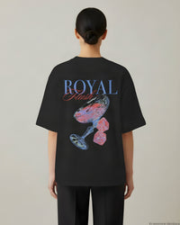 REVØRA Royal Flush – Oversized Shirt in Black, getragen, Rückenprint, KI-generierte Abbildung