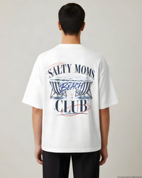 REVØRA Salty Moms Beach Club – Oversized Shirt in White, getragen, Rückenprint, KI-generierte Abbildung