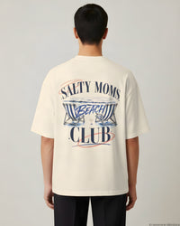 REVØRA Salty Moms Beach Club – Oversized Shirt in Natural Raw, getragen, Rückenprint, KI-generierte Abbildung