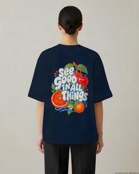 REVØRA See Good Fruit Mix – Oversized Shirt in French Navy, getragen, Rückenprint, KI-generierte Abbildung