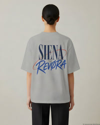 REVØRA Siena Revora – Oversized Shirt in Heather Grey, getragen, Rückenprint, KI-generierte Abbildung