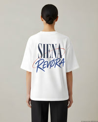REVØRA Siena Revora – Oversized Shirt in White, getragen, Rückenprint, KI-generierte Abbildung