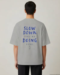 REVØRA Slow Down You're Doing Fine – Oversized Shirt in Heather Grey, getragen, Rückenprint, KI-generierte Abbildung