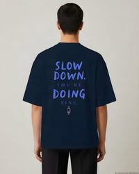 REVØRA Slow Down You're Doing Fine – Oversized Shirt in French Navy, getragen, Rückenprint, KI-generierte Abbildung
