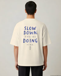 REVØRA Slow Down You're Doing Fine – Oversized Shirt in Natural Raw, getragen, Rückenprint, KI-generierte Abbildung