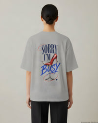 REVØRA Sorry I'm Busy – Oversized Shirt in Heather Grey, getragen, Rückenprint, KI-generierte Abbildung