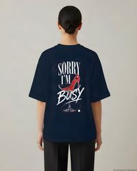 REVØRA Sorry I'm Busy – Oversized Shirt in French Navy, getragen, Rückenprint, KI-generierte Abbildung