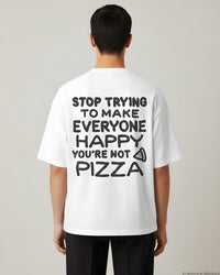 REVØRA Stop Trying To Make Everyone Happy Oversized T-Shirt – Oversized Shirt in White, getragen, Rückenprint, KI-generierte Abbildung