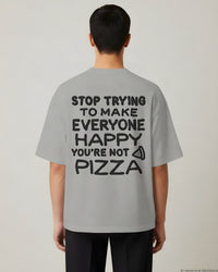 REVØRA Stop Trying To Make Everyone Happy Oversized T-Shirt – Oversized Shirt in Heather Grey, getragen, Rückenprint, KI-generierte Abbildung