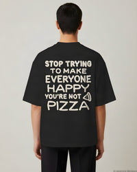 REVØRA Stop Trying To Make Everyone Happy Oversized T-Shirt – Oversized Shirt in Black, getragen, Rückenprint, KI-generierte Abbildung