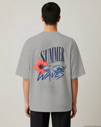 REVØRA Summer Waves – Oversized Shirt in Heather Grey, getragen, Rückenprint, KI-generierte Abbildung