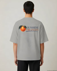REVØRA Sunshine Oranges – Oversized Shirt in Heather Grey, getragen, Rückenprint, KI-generierte Abbildung