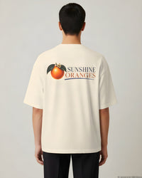 REVØRA Sunshine Oranges – Oversized Shirt in Natural Raw, getragen, Rückenprint, KI-generierte Abbildung