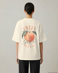 REVØRA Sweet Peach Please – Oversized Shirt in Natural Raw, getragen, Rückenprint, KI-generierte Abbildung