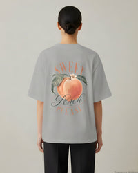REVØRA Sweet Peach Please – Oversized Shirt in Heather Grey, getragen, Rückenprint, KI-generierte Abbildung