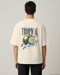 REVØRA Tropical Zest Limetten – Oversized Shirt in Natural Raw, getragen, Rückenprint, KI-generierte Abbildung