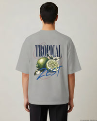 REVØRA Tropical Zest Limetten – Oversized Shirt in Heather Grey, getragen, Rückenprint, KI-generierte Abbildung