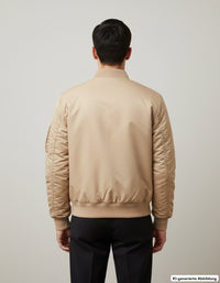 REVØRA REVØRA Clean – Bomberjacke in Union Beige, getragen, Rückenprint, KI-generierte Abbildung