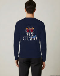 REVØRA Vin Chaud Club – Longsleeve in French Navy, getragen, Rückenprint, KI-generierte Abbildung