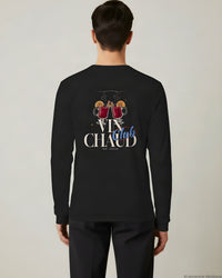 REVØRA Vin Chaud Club – Longsleeve in Black, getragen, Rückenprint, KI-generierte Abbildung