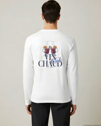 REVØRA Vin Chaud Club – Longsleeve in White, getragen, Rückenprint, KI-generierte Abbildung