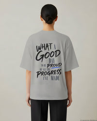 REVØRA What A Good Day – Oversized Shirt in Heather Grey, getragen, Rückenprint, KI-generierte Abbildung