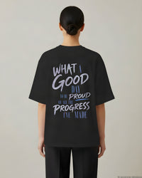 REVØRA What A Good Day – Oversized Shirt in Black, getragen, Rückenprint, KI-generierte Abbildung