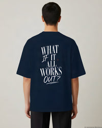 REVØRA What If It All Works Out – Oversized Shirt in French Navy, getragen, Rückenprint, KI-generierte Abbildung