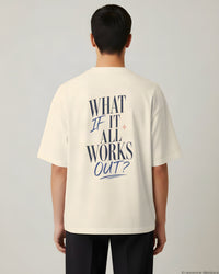 REVØRA What If It All Works Out – Oversized Shirt in Natural Raw, getragen, Rückenprint, KI-generierte Abbildung