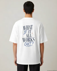 REVØRA What If It All Works Out – Oversized Shirt in White, getragen, Rückenprint, KI-generierte Abbildung