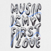 REVØRA Music Is My First Love – Oversized Shirt in White, Rückenprint aus der Nähe