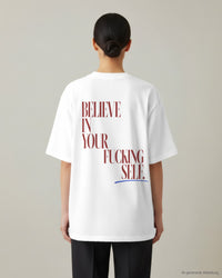 REVØRA Believe In Yourself – Oversized Shirt in White, getragen, Rückenprint, KI-generierte Abbildung