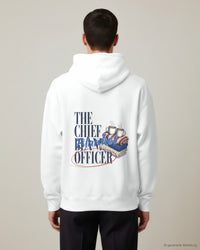 REVØRA The Chief Blanket Officer – Hoodie in White, getragen, Rückenprint, KI-generierte Abbildung