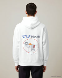 REVØRA Nice In January – Hoodie in White, getragen, Rückenprint, KI-generierte Abbildung