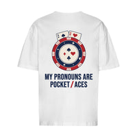 REVØRA My Pronouns Are Pocket Aces Oversized T-Shirt – Oversized Shirt in White, Rückansicht