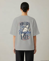 REVØRA Who Cares Probably Late Watch – Oversized Shirt in Heather Grey, getragen, Rückenprint, KI-generierte Abbildung