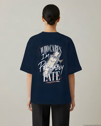REVØRA Who Cares Probably Late Watch – Oversized Shirt in French Navy, getragen, Rückenprint, KI-generierte Abbildung