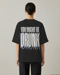 REVØRA You Might Be Drunk Oversized T-Shirt – Oversized Shirt in Black, getragen, Rückenprint, KI-generierte Abbildung
