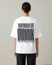 REVØRA You Might Be Drunk Oversized T-Shirt – Oversized Shirt in White, getragen, Rückenprint, KI-generierte Abbildung