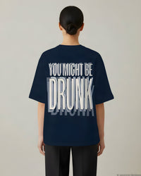 REVØRA You Might Be Drunk Oversized T-Shirt – Oversized Shirt in French Navy, getragen, Rückenprint, KI-generierte Abbildung