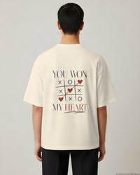 REVØRA You Won My Heart – Oversized Shirt in Natural Raw, getragen, Rückenprint, KI-generierte Abbildung