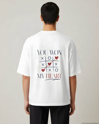 REVØRA You Won My Heart – Oversized Shirt in White, getragen, Rückenprint, KI-generierte Abbildung