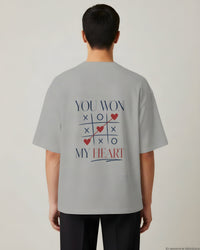 REVØRA You Won My Heart – Oversized Shirt in Heather Grey, getragen, Rückenprint, KI-generierte Abbildung