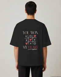 REVØRA You Won My Heart – Oversized Shirt in Black, getragen, Rückenprint, KI-generierte Abbildung